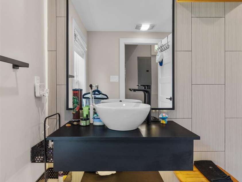 109 Thurland Avenue, Asheville, NC 28803.  MLS# CAR4261311, YatesRealty ID 30501. ADU bathroom