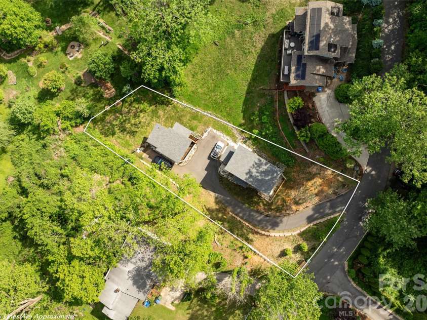 109 Thurland Avenue, Asheville, NC 28803.  MLS# CAR4261311, YatesRealty ID 30501. Amazingly private 