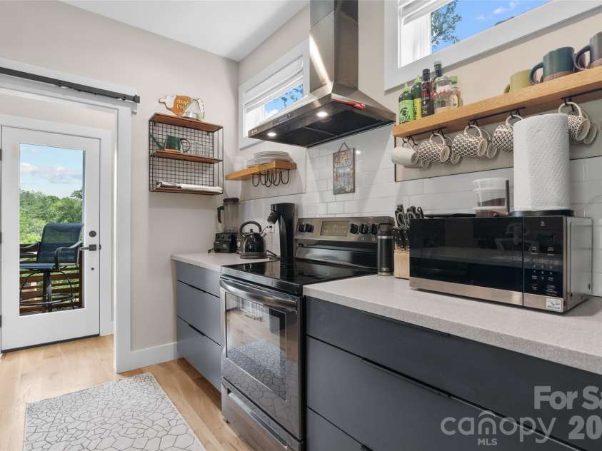 109 Thurland Avenue, Asheville, NC 28803.  MLS# CAR4261311, YatesRealty ID 30501. Exit to side covered porch