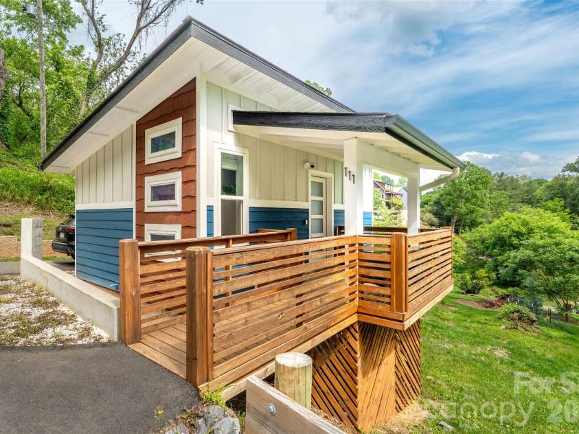 109 Thurland Avenue, Asheville, NC 28803.  MLS# CAR4261311, YatesRealty ID 30501. Inviting entry for ADU (#111 Thurland Ave) 
