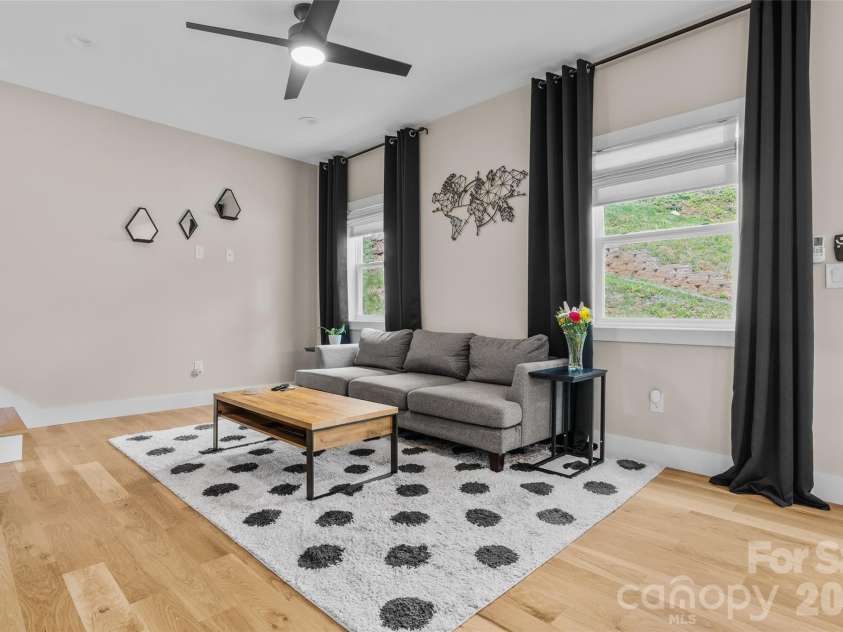 109 Thurland Avenue, Asheville, NC 28803.  MLS# CAR4261311, YatesRealty ID 30501. Light and bright main room