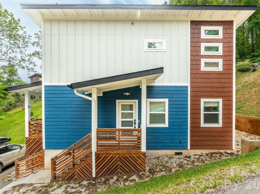 109 Thurland Avenue, Asheville, NC 28803.  MLS# CAR4261311, YatesRealty ID 30501. Main house entry