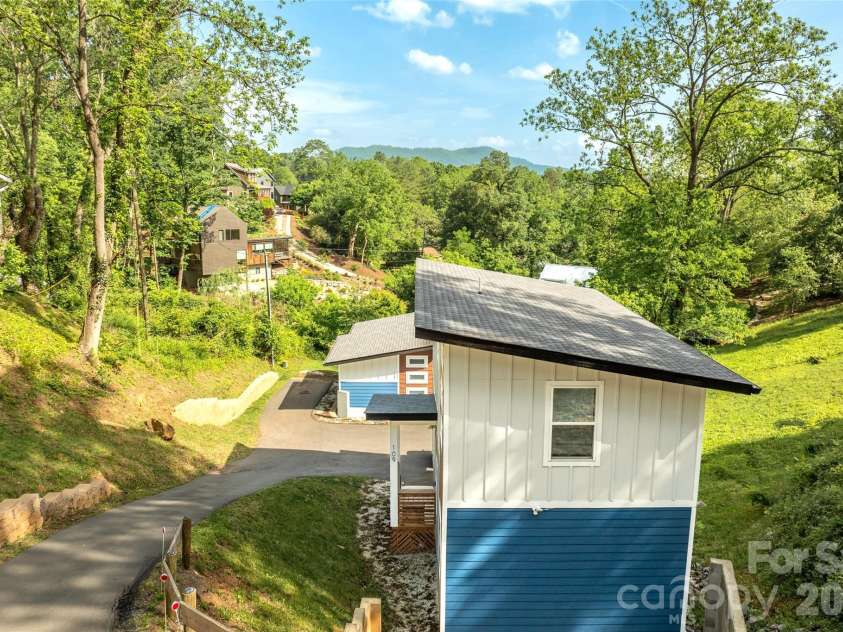 109 Thurland Avenue, Asheville, NC 28803.  MLS# CAR4261311, YatesRealty ID 30501. Plenty of parking and turn-around space for 3-4 cars