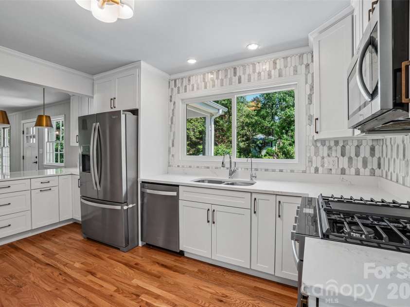 28 Ridgefield Place, Asheville, NC 28803.  MLS# CAR4393041, YatesRealty ID 30501. 