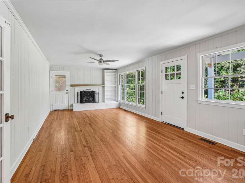 28 Ridgefield Place, Asheville, NC 28803.  MLS# CAR4393041, YatesRealty ID 30501. 