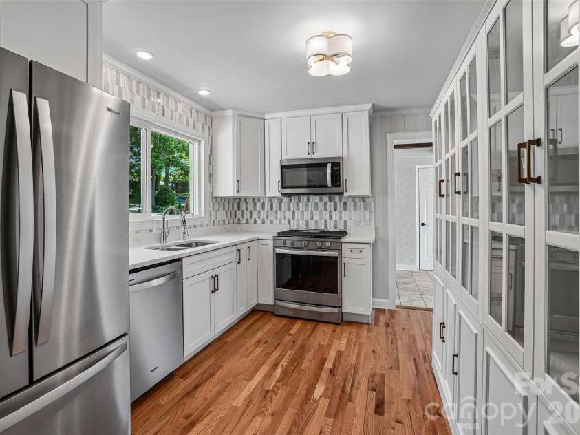 28 Ridgefield Place, Asheville, NC 28803.  MLS# CAR4393041, YatesRealty ID 30501. 