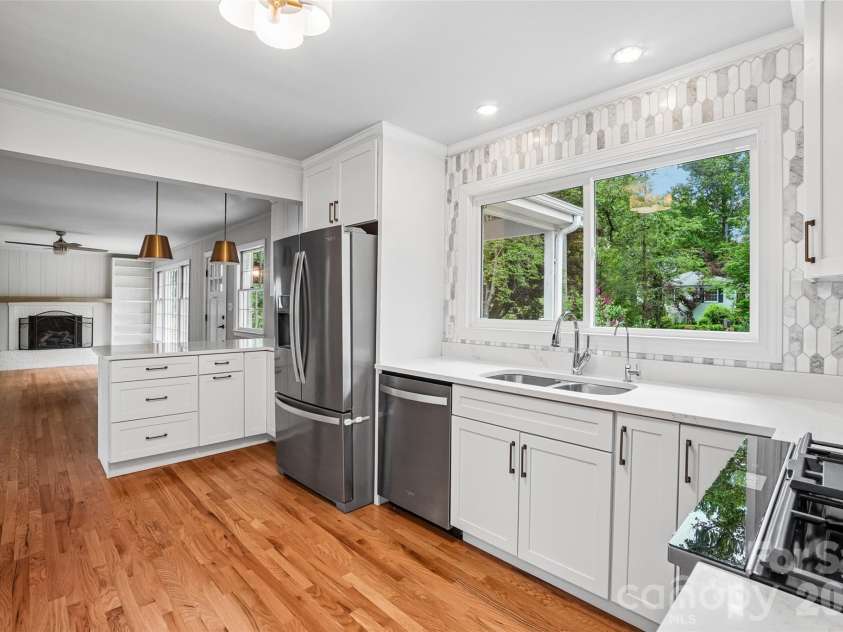 28 Ridgefield Place, Asheville, NC 28803.  MLS# CAR4393041, YatesRealty ID 30501. 