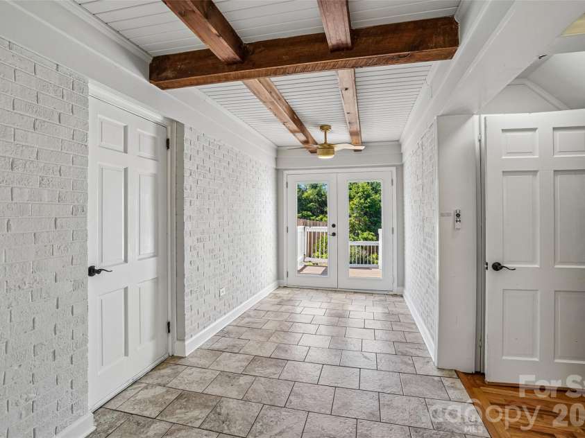 28 Ridgefield Place, Asheville, NC 28803.  MLS# CAR4393041, YatesRealty ID 30501. 