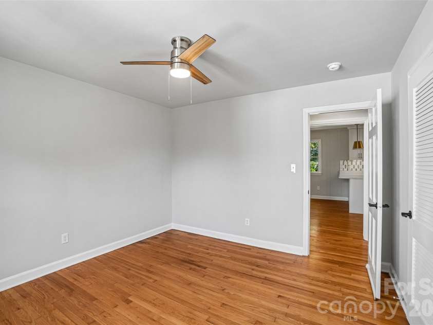 28 Ridgefield Place, Asheville, NC 28803.  MLS# CAR4393041, YatesRealty ID 30501. 