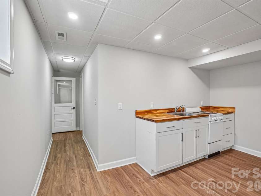 28 Ridgefield Place, Asheville, NC 28803.  MLS# CAR4393041, YatesRealty ID 30501. 