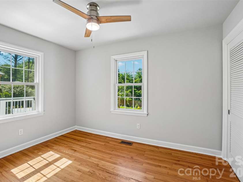 28 Ridgefield Place, Asheville, NC 28803.  MLS# CAR4393041, YatesRealty ID 30501. 