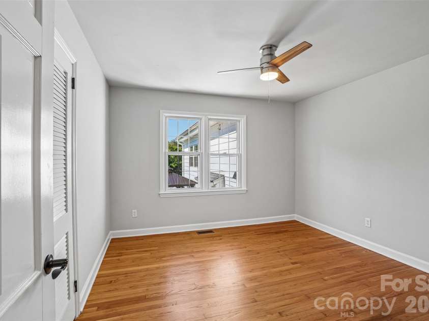 28 Ridgefield Place, Asheville, NC 28803.  MLS# CAR4393041, YatesRealty ID 30501. 