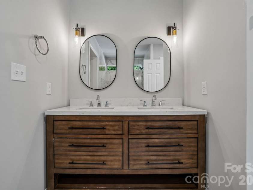28 Ridgefield Place, Asheville, NC 28803.  MLS# CAR4393041, YatesRealty ID 30501. 