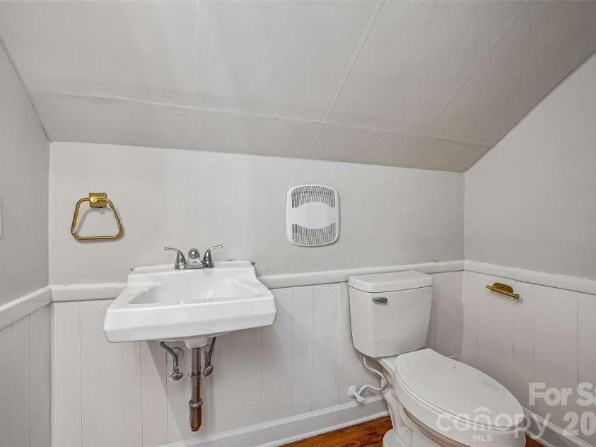 28 Ridgefield Place, Asheville, NC 28803.  MLS# CAR4393041, YatesRealty ID 30501. 