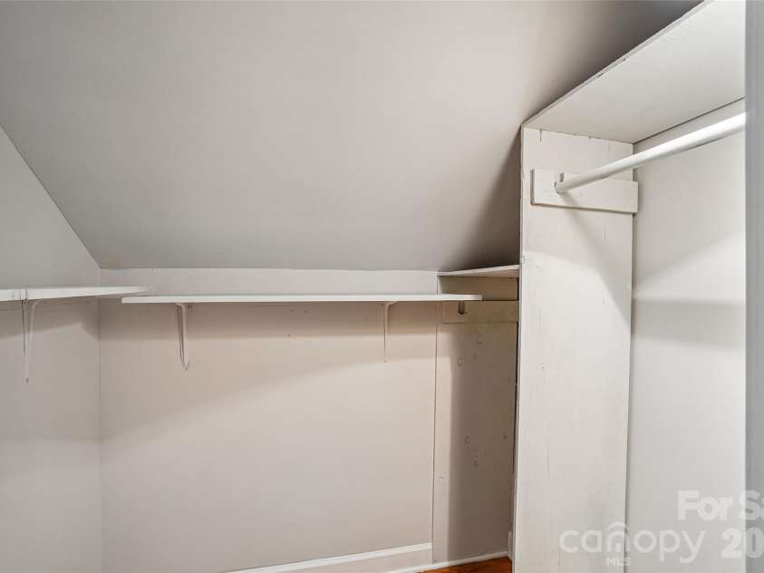 28 Ridgefield Place, Asheville, NC 28803.  MLS# CAR4393041, YatesRealty ID 30501. 