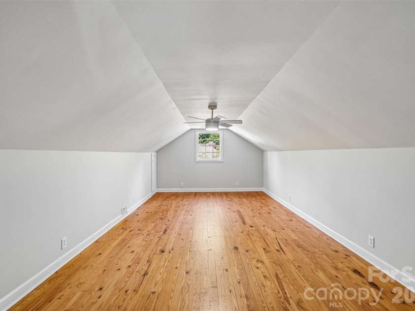 28 Ridgefield Place, Asheville, NC 28803.  MLS# CAR4393041, YatesRealty ID 30501. 