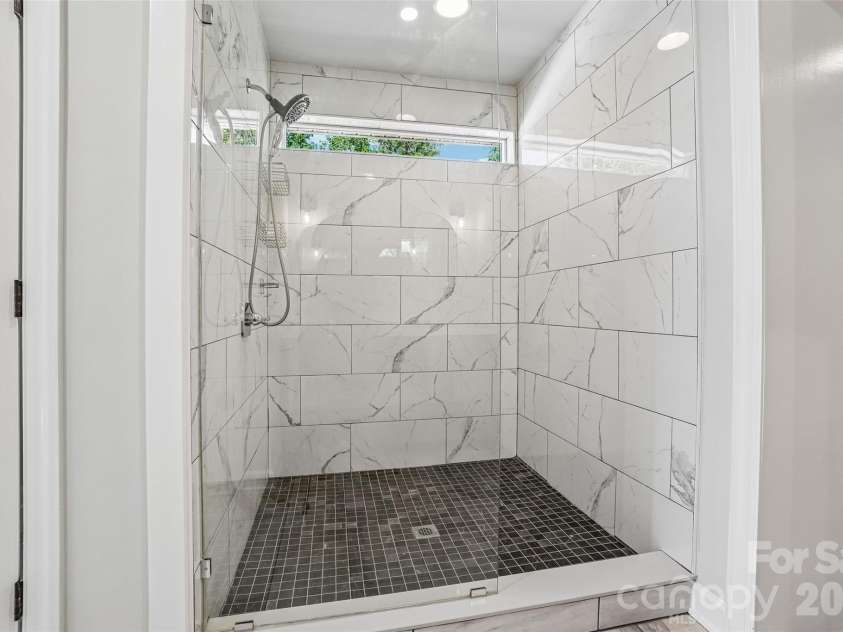 28 Ridgefield Place, Asheville, NC 28803.  MLS# CAR4393041, YatesRealty ID 30501. 