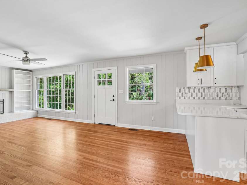 28 Ridgefield Place, Asheville, NC 28803.  MLS# CAR4393041, YatesRealty ID 30501. 