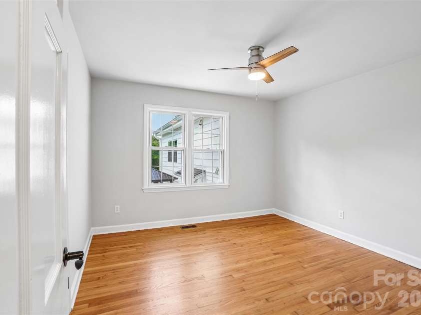 28 Ridgefield Place, Asheville, NC 28803.  MLS# CAR4393041, YatesRealty ID 30501. 