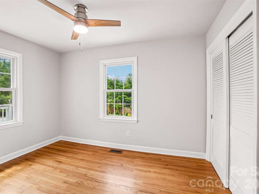 28 Ridgefield Place, Asheville, NC 28803.  MLS# CAR4393041, YatesRealty ID 30501. 
