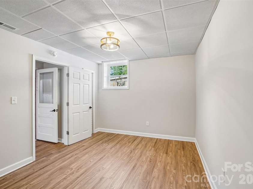 28 Ridgefield Place, Asheville, NC 28803.  MLS# CAR4393041, YatesRealty ID 30501. 