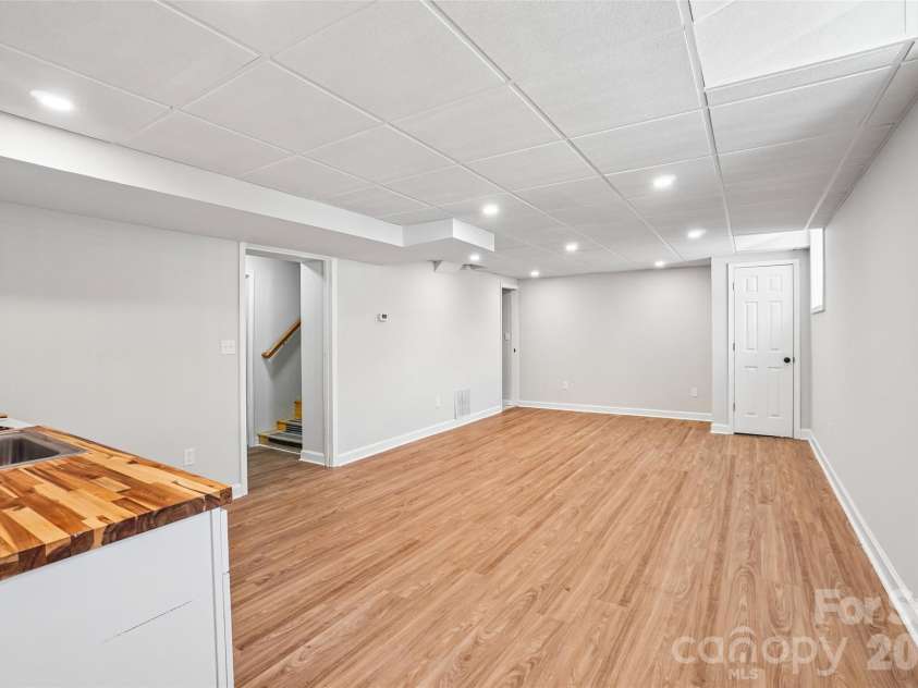 28 Ridgefield Place, Asheville, NC 28803.  MLS# CAR4393041, YatesRealty ID 30501. 