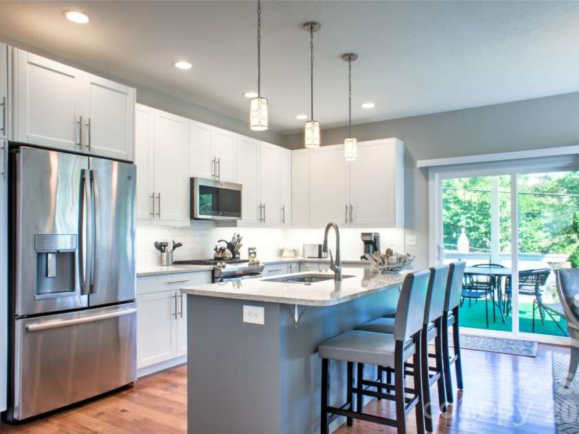 22 Water Pointe Way, Weaverville, NC 28787.  MLS# CAR4388539, YatesRealty ID 30505. Stylish eat in kitchen