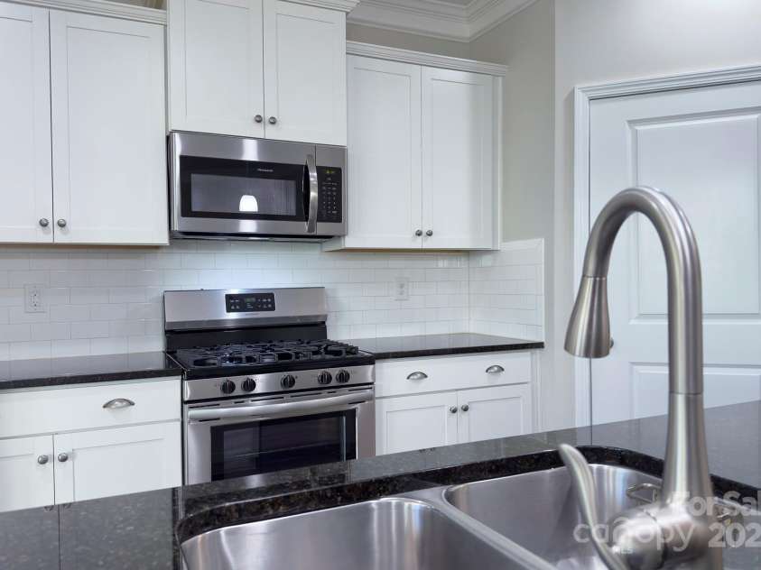 4333 Legacy Drive, Denver, NC 28037.  MLS# CAR4268766, YatesRealty ID 30506. Spacious kitchen