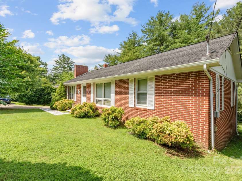 135 Indian Trail, Burnsville, NC 28714.  MLS# CAR4281935, YatesRealty ID 30507. 