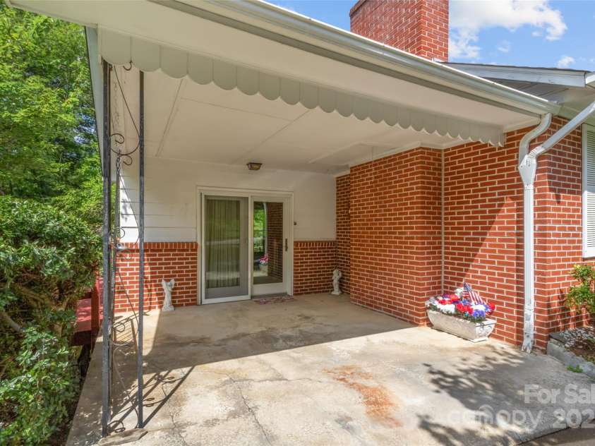 135 Indian Trail, Burnsville, NC 28714.  MLS# CAR4281935, YatesRealty ID 30507. 