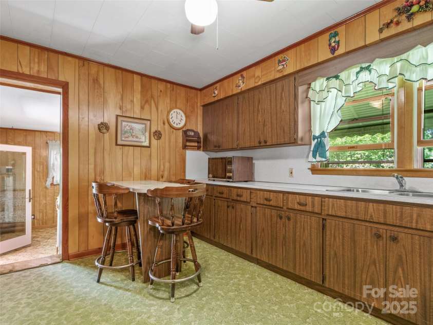 135 Indian Trail, Burnsville, NC 28714.  MLS# CAR4281935, YatesRealty ID 30507. 