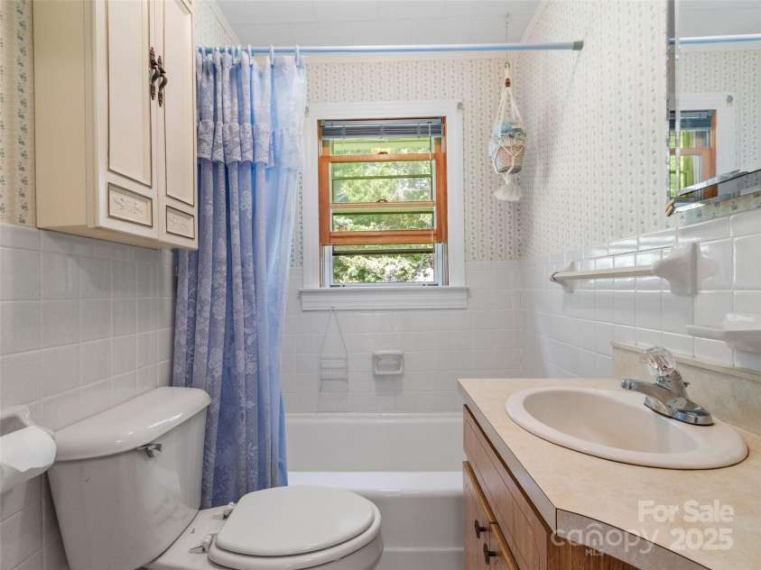 135 Indian Trail, Burnsville, NC 28714.  MLS# CAR4281935, YatesRealty ID 30507. 