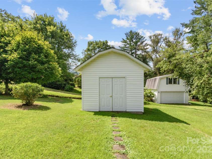 135 Indian Trail, Burnsville, NC 28714.  MLS# CAR4281935, YatesRealty ID 30507. 