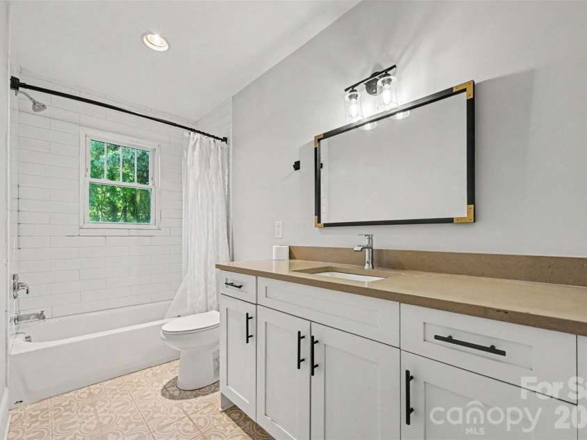 3001 Tuckaseegee Road, Charlotte, NC 28208.  MLS# CAR4367359, YatesRealty ID 30508. 