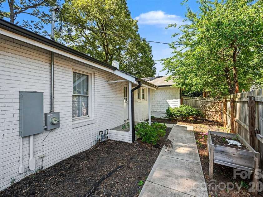 3001 Tuckaseegee Road, Charlotte, NC 28208.  MLS# CAR4367359, YatesRealty ID 30508. 