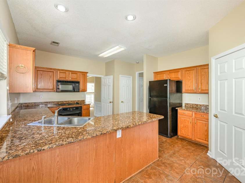 6720 Neuhoff Lane, Charlotte, NC 28269.  MLS# CAR4231880, YatesRealty ID 3051. 