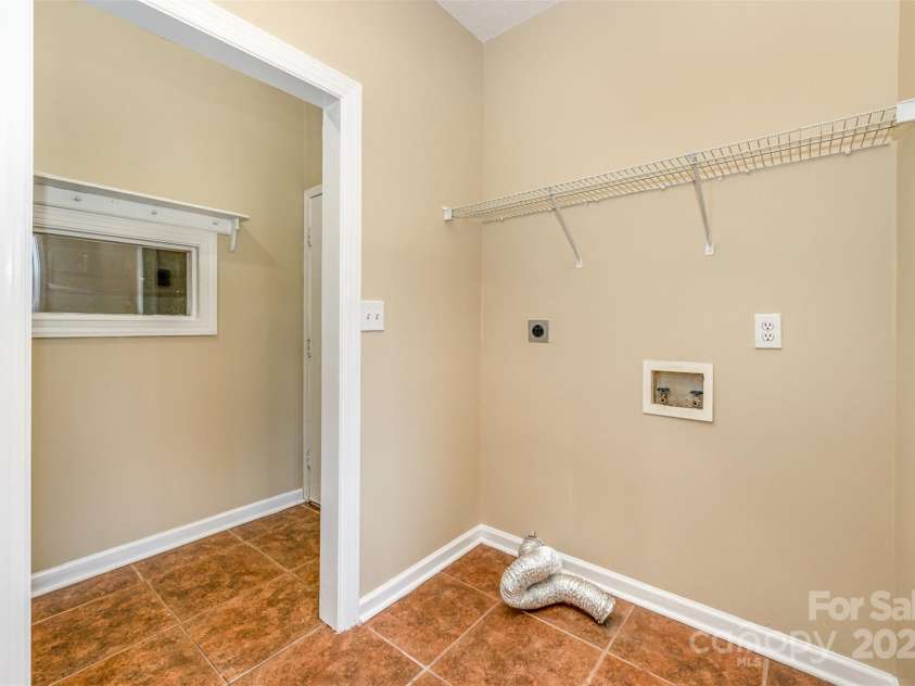 6720 Neuhoff Lane, Charlotte, NC 28269.  MLS# CAR4231880, YatesRealty ID 3051. 