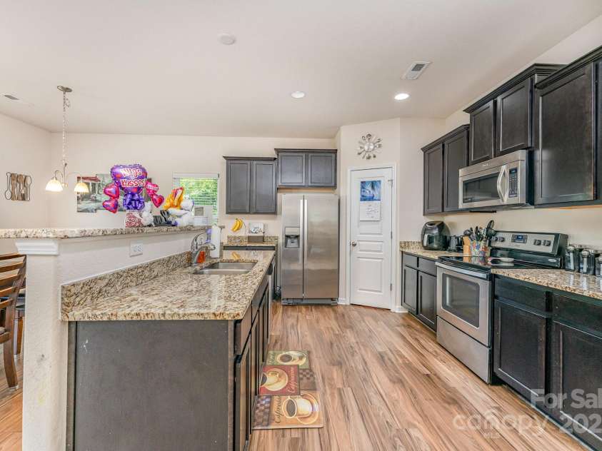 4702 Opus Lane, Charlotte, NC 28214.  MLS# CAR4281582, YatesRealty ID 30510. 