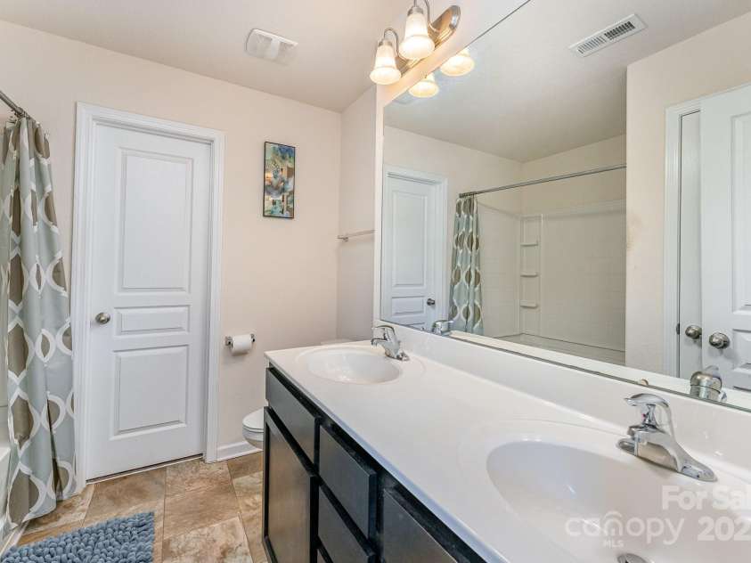 4702 Opus Lane, Charlotte, NC 28214.  MLS# CAR4281582, YatesRealty ID 30510. 
