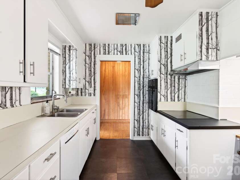 99 Marlborough Road, Asheville, NC 28804.  MLS# CAR4383344, YatesRealty ID 30510. Spacious Kitchen
