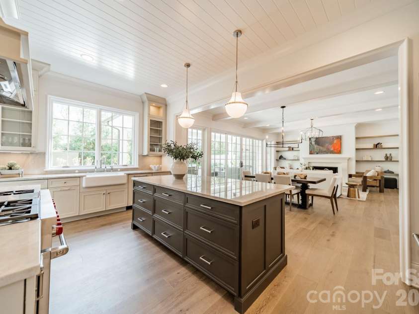 2113 Brandon Circle, Charlotte, NC 28211.  MLS# CAR4257316, YatesRealty ID 30512. 