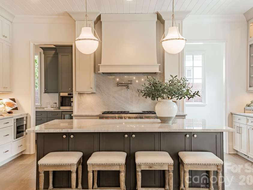 2113 Brandon Circle, Charlotte, NC 28211.  MLS# CAR4257316, YatesRealty ID 30512. 