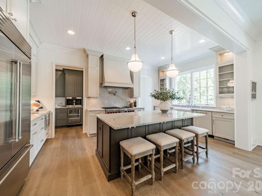 2113 Brandon Circle, Charlotte, NC 28211.  MLS# CAR4257316, YatesRealty ID 30512. 