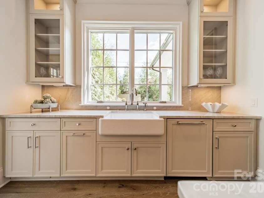 2113 Brandon Circle, Charlotte, NC 28211.  MLS# CAR4257316, YatesRealty ID 30512. 