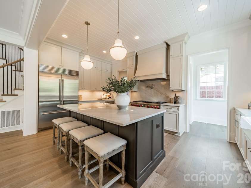 2113 Brandon Circle, Charlotte, NC 28211.  MLS# CAR4257316, YatesRealty ID 30512. 