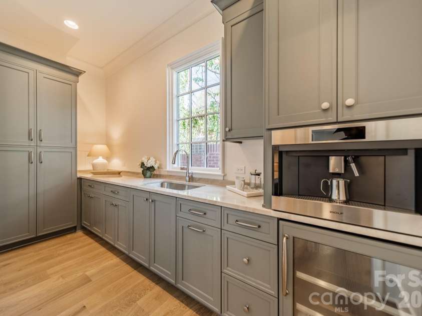 2113 Brandon Circle, Charlotte, NC 28211.  MLS# CAR4257316, YatesRealty ID 30512. 
