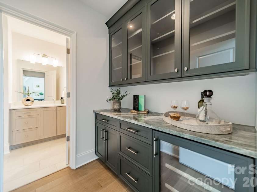 2113 Brandon Circle, Charlotte, NC 28211.  MLS# CAR4257316, YatesRealty ID 30512. 