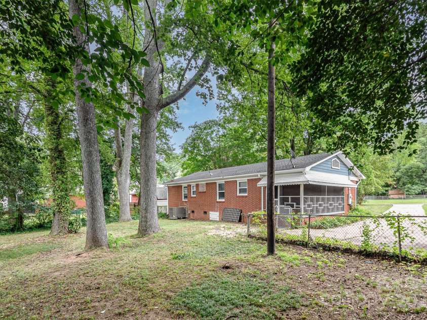 2314 Westerly Hills Drive, Charlotte, NC 28208.  MLS# CAR4279784, YatesRealty ID 30513. 