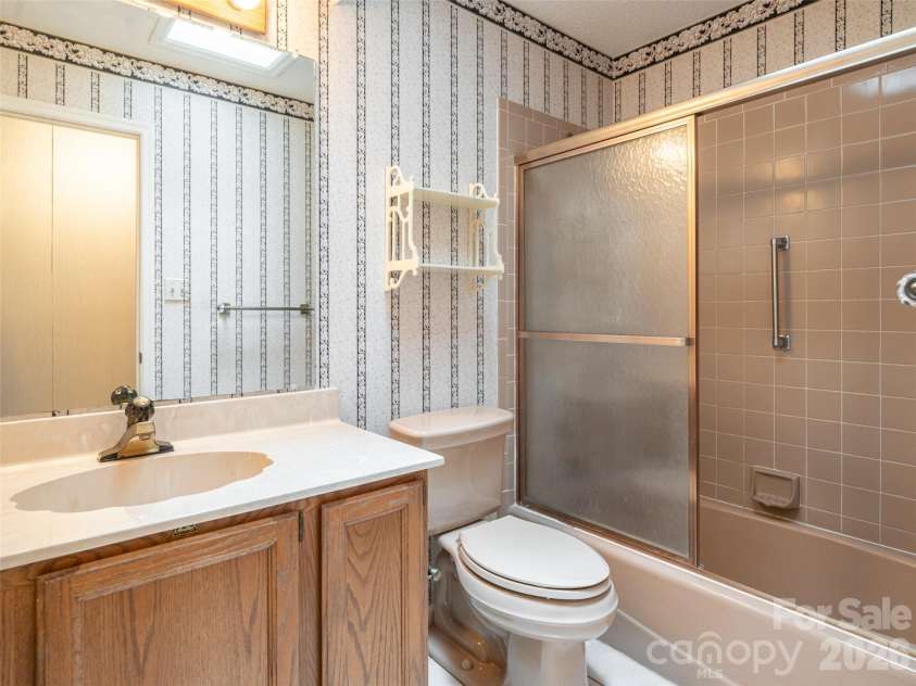 40 Applecross Road, Weaverville, NC 28787.  MLS# CAR4383217, YatesRealty ID 30515. Hall bath