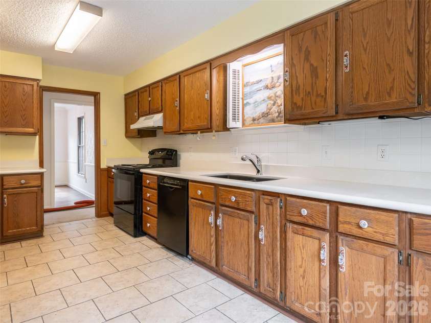 40 Applecross Road, Weaverville, NC 28787.  MLS# CAR4383217, YatesRealty ID 30515. Kitchen